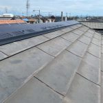 明石市｜強風でめくれた片流れ屋根の棟板金を、火災保険を使って交換